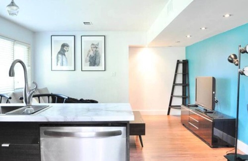 Upper Lonsdale House | Cozy 1 BD Suite Centrally Located North Vancouver