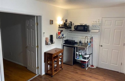 Delmar Parkway Apartment | Cozy 1 Bdrm walk to Hospital