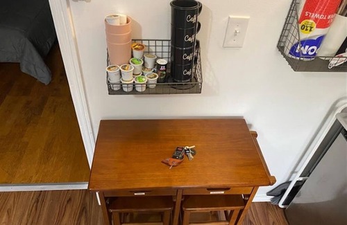 Delmar Parkway Apartment | Cozy 1 Bdrm walk to Hospital