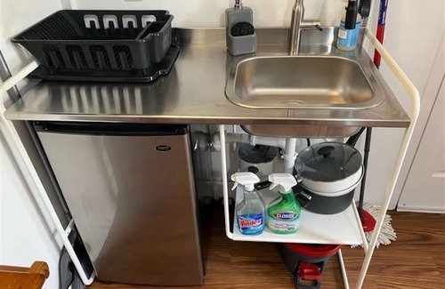 Delmar Parkway Apartment | Cozy 1 Bdrm walk to Hospital