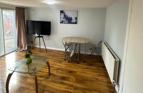 Cranford Apartment | Cozy 1 Bed Apt Sleeps 4 with Garden Views