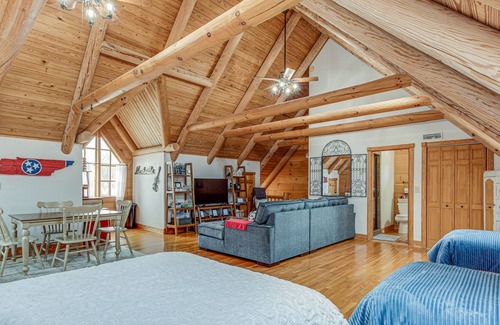 Palmer Cabin | Cozy 1-bedrm cabin loft w/ outdoor patio