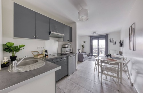 Le Perreux-sur-Marne Apartment | Cozy 1-bedroom apartment with Parking and WiFi