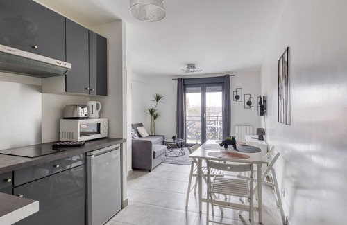 Le Perreux-sur-Marne Apartment | Cozy 1-bedroom apartment with Parking and WiFi