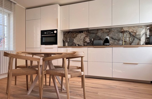 Floersheim Apartment | Cozy 1-bedroom Apt. WiFi, AC, in Flörsheim am Main/15 min to Frankfurt Airport
