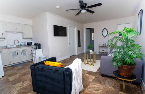 Irving House | Cozy 1 bedroom 1 bath, large backyard