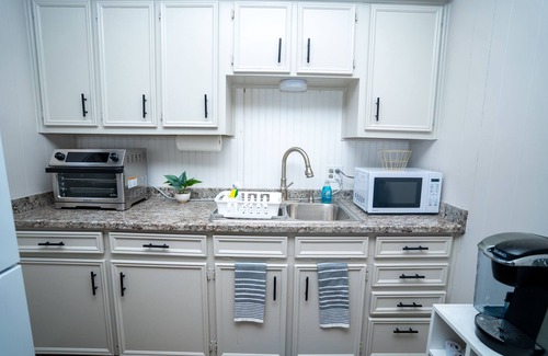 Irving House | Cozy 1 bedroom 1 bath, large backyard