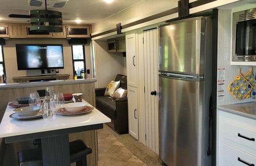 Altoona House | Cozy 1 bedroom 1 bath RV near the Ocala forest and Springs.