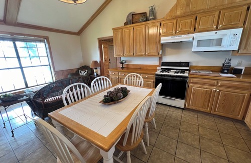 Sondheimer House | Cozy 1 bedroom, 2 queen beds with sofa couch lakefront nEagle Lake Getaway