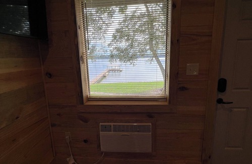 Sondheimer House | Cozy 1 bedroom, 2 queen beds with sofa couch lakefront nEagle Lake Getaway
