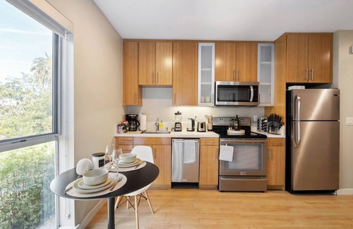 Pico Apartment | Cozy 1-bedroom apartment in fabulous Santa Monica with Free Parking, AC