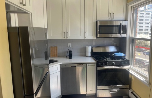 Downtown Jersey City Apartment | Cozy 1-bedroom apartment with WiFi, AC in welcoming Jersey City