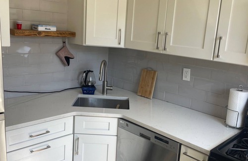 Downtown Jersey City Apartment | Cozy 1-bedroom apartment with WiFi, AC in welcoming Jersey City