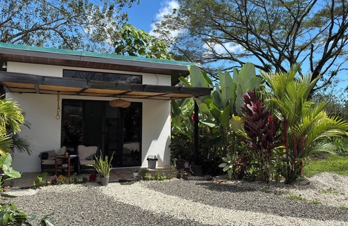 Barrio Pilo Apartment | Cozy 1-bedroom apartment with AC, WiFi in welcoming La Fortuna