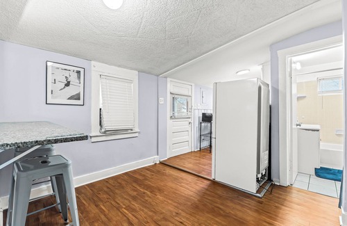 Ferndale Apartment | Cozy 1-bedroom apartment with WiFi, AC in charming Hazel Park