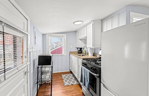 Ferndale Apartment | Cozy 1-bedroom apartment with WiFi, AC in charming Hazel Park