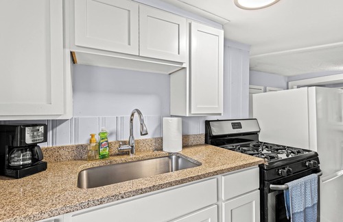 Ferndale Apartment | Cozy 1-bedroom apartment with WiFi, AC in charming Hazel Park
