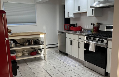 New Haven Apartment | Cozy 1-bedroom apartment, water views in wonderful New Haven with WiFi, AC