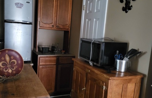 Stonewall Apartment | Cozy 1-bedroom apartment in Stonewall with WiFi, AC, furnished country setting.