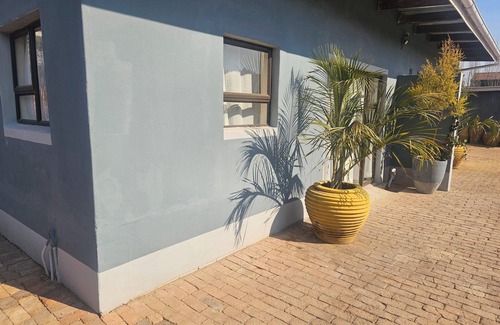 Rietfontein Apartment | Cozy 1-bedroom apartment in fabulous Pretoria with WiFin
