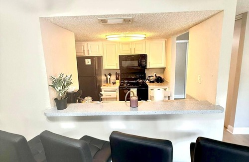 Addison Apartment | Cozy 1-bedroom apartment with WiFi, AC in vibrant Addison