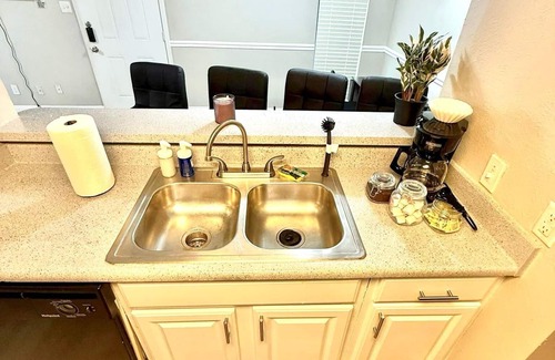 Addison Apartment | Cozy 1-bedroom apartment with WiFi, AC in vibrant Addison