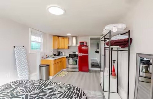 Oakland Apartment | Cozy 1-bedroom apartment in charming Oakland with WiFi