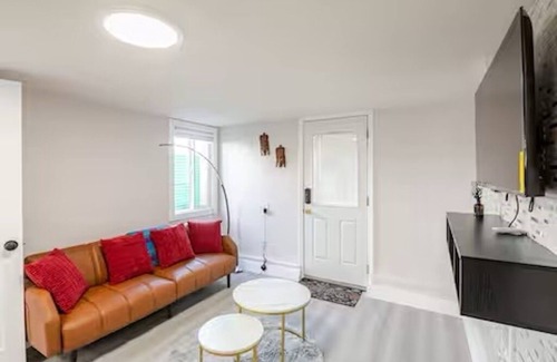 Oakland Apartment | Cozy 1-bedroom apartment in charming Oakland with WiFi