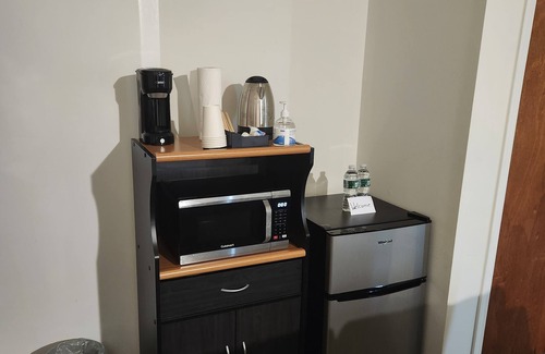 Tuckahoe Apartment | Cozy 1-bedroom apartment with AC, WiFi in a quiet Yonkers neighborhood.