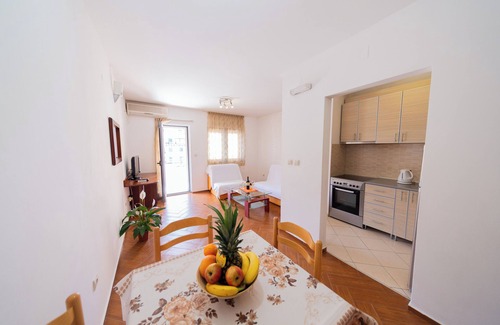 Centar Apartment | Cozy 1-Bedroom Apartment, Walking Distance to the Beach No. 4