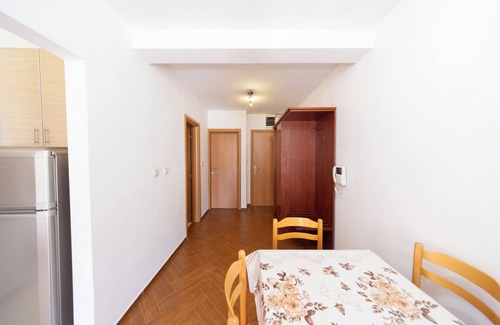 Centar Apartment | Cozy 1-Bedroom Apartment, Walking Distance to the Beach No. 4