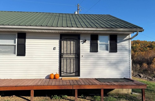 West Columbia Apartment | Cozy 1-bedroom apartment in nice Shade with AC, WiFi