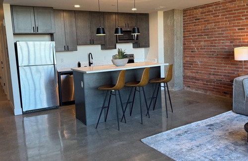 Downtown Toledo Apartment | Cozy 1-bedroom apartment in Downtown Toledo. Wifi, gym, and pet friendly!