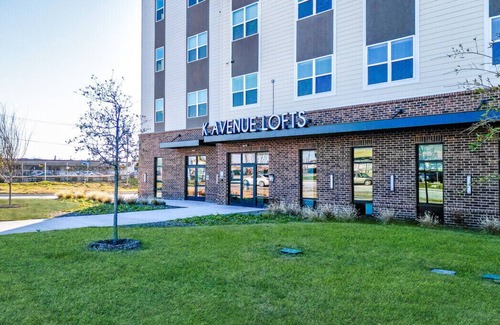 Plano Apartment | Cozy 1-bedroom apmt, great city view with fitness room, WiFi & Elevator Plano