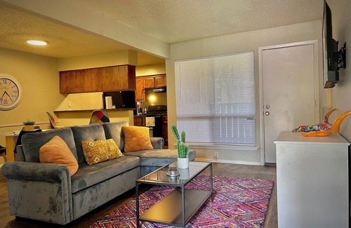 Sherman Apartment | Cozy 1 bedroom apt, GREAT location, WiFi, KING bed, full kitchen, pull out couch