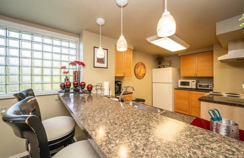 Alki Apartment | Cozy 1-bedroom apt overlooking Puget Sound, Olympic mtns, Alki Beach, Seattle