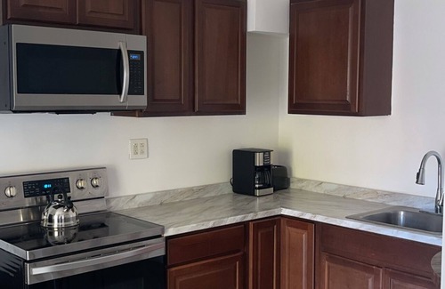Belleville House | Cozy 1-bedroom Apt with WiFi and beautiful backyard view