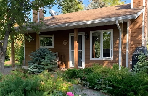 Strathmore Cabin | Cozy 1 Bedroom Cabin
