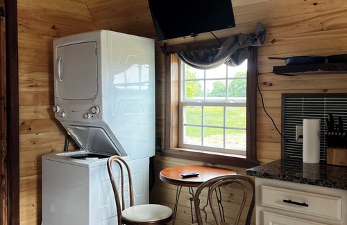 Barton County Cabin | Cozy 1-bedroom cabin in charming Lamar MO with AC