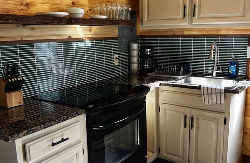 Barton County Cabin | Cozy 1-bedroom cabin in charming Lamar MO with AC