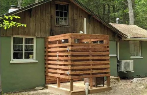 Milford Cabin | Cozy 1-bedroom cabin in amazing Milford with WiFi, AC next to stream.