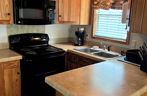 Sweeny Cabin | Cozy 1-bedroom cabin in charming Sweeny with fitness room, WiFi