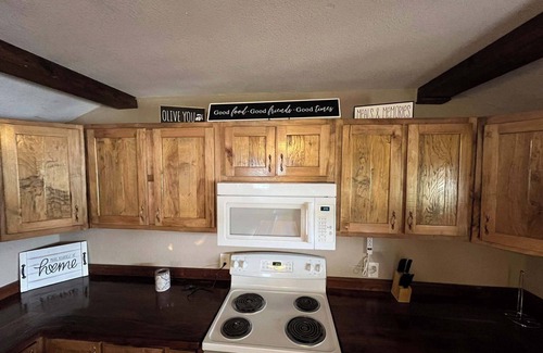 Jamestown Cabin | Cozy 1-bedroom cabin with AC, FREE WiFi in Jamestown