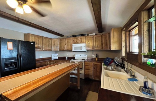 Jamestown Cabin | Cozy 1-bedroom cabin with AC, FREE WiFi in Jamestown