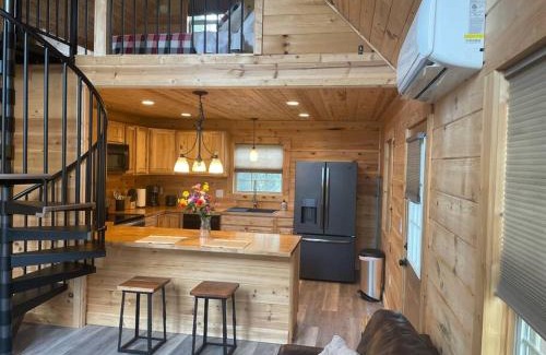 Jonesborough Ski Chalet | Cozy 1 bedroom cabin in the heart of Jonesborough