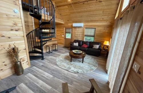 Jonesborough Ski Chalet | Cozy 1 bedroom cabin in the heart of Jonesborough