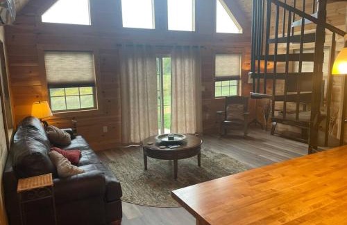 Jonesborough Ski Chalet | Cozy 1 bedroom cabin in the heart of Jonesborough