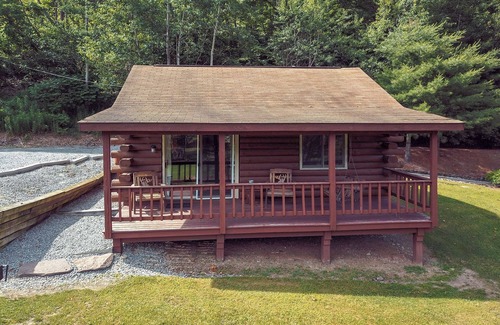 Gaines Cabin | Cozy 1-bedroom cabin with AC, romantic gas fireplace & private porch with swing