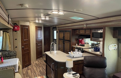 Yulee House | Cozy 1-bedroom camper on 1/2 acre fully fenced private property PET FRIENDLY