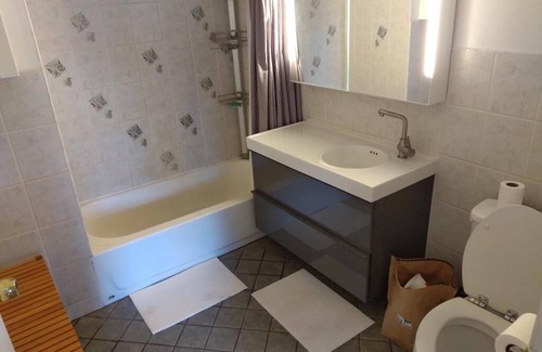 Clinton Hill Apartment | Cozy 1-bedroom, Centrally Located Next Door to Subway/Metro